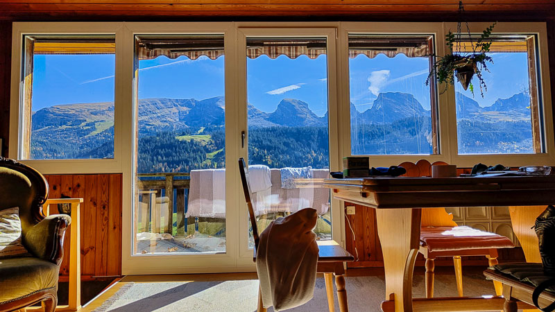 Fensterreihe mit Alpenblick