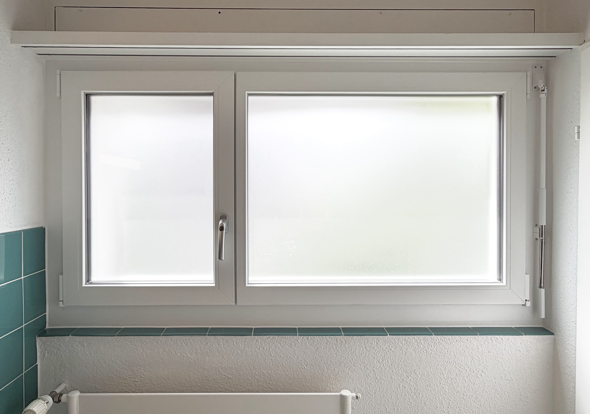 Fertig montiertes Badfenster mit Milchglas