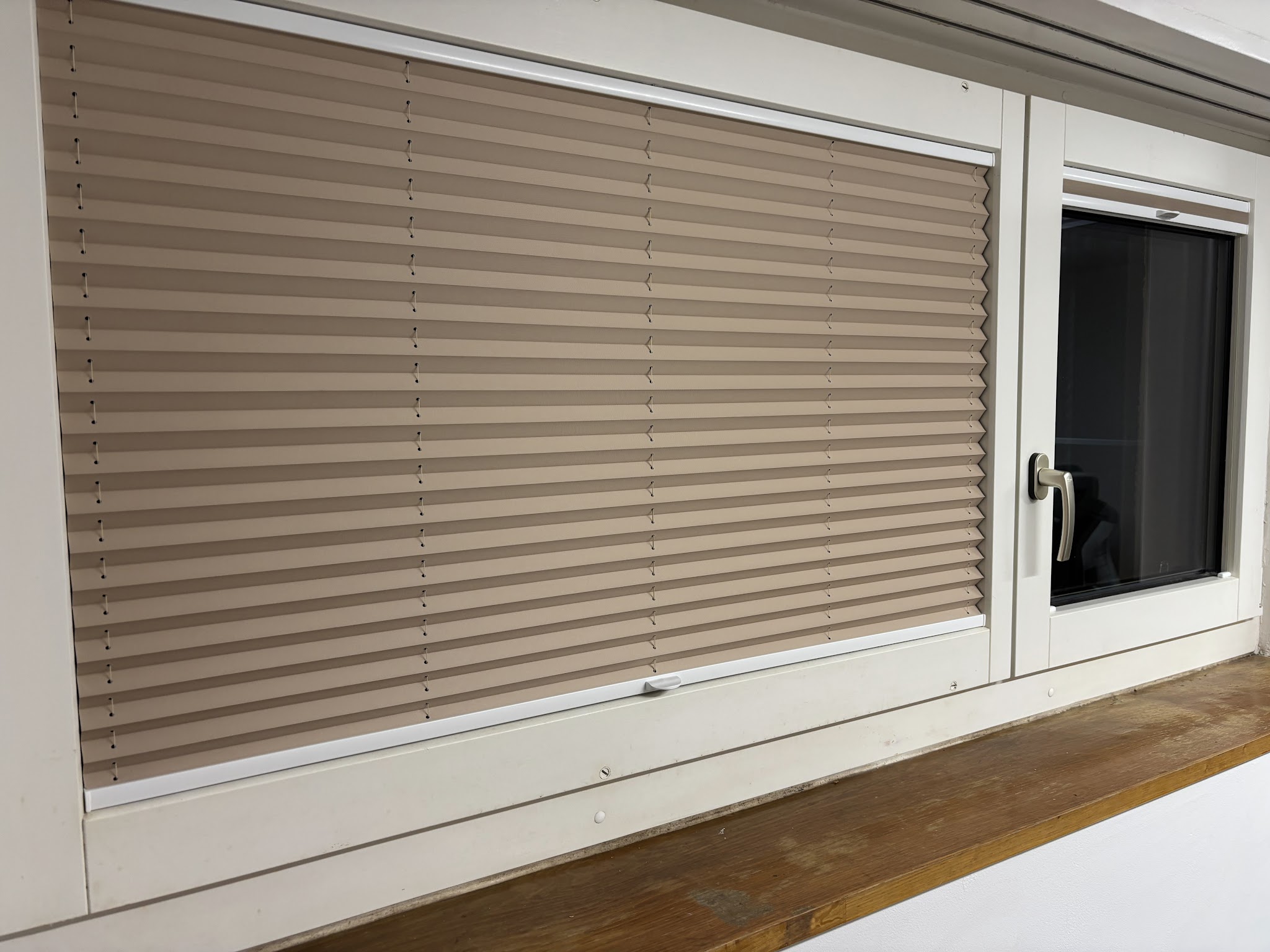 Plissee und Fensterbeschlag Detailansicht