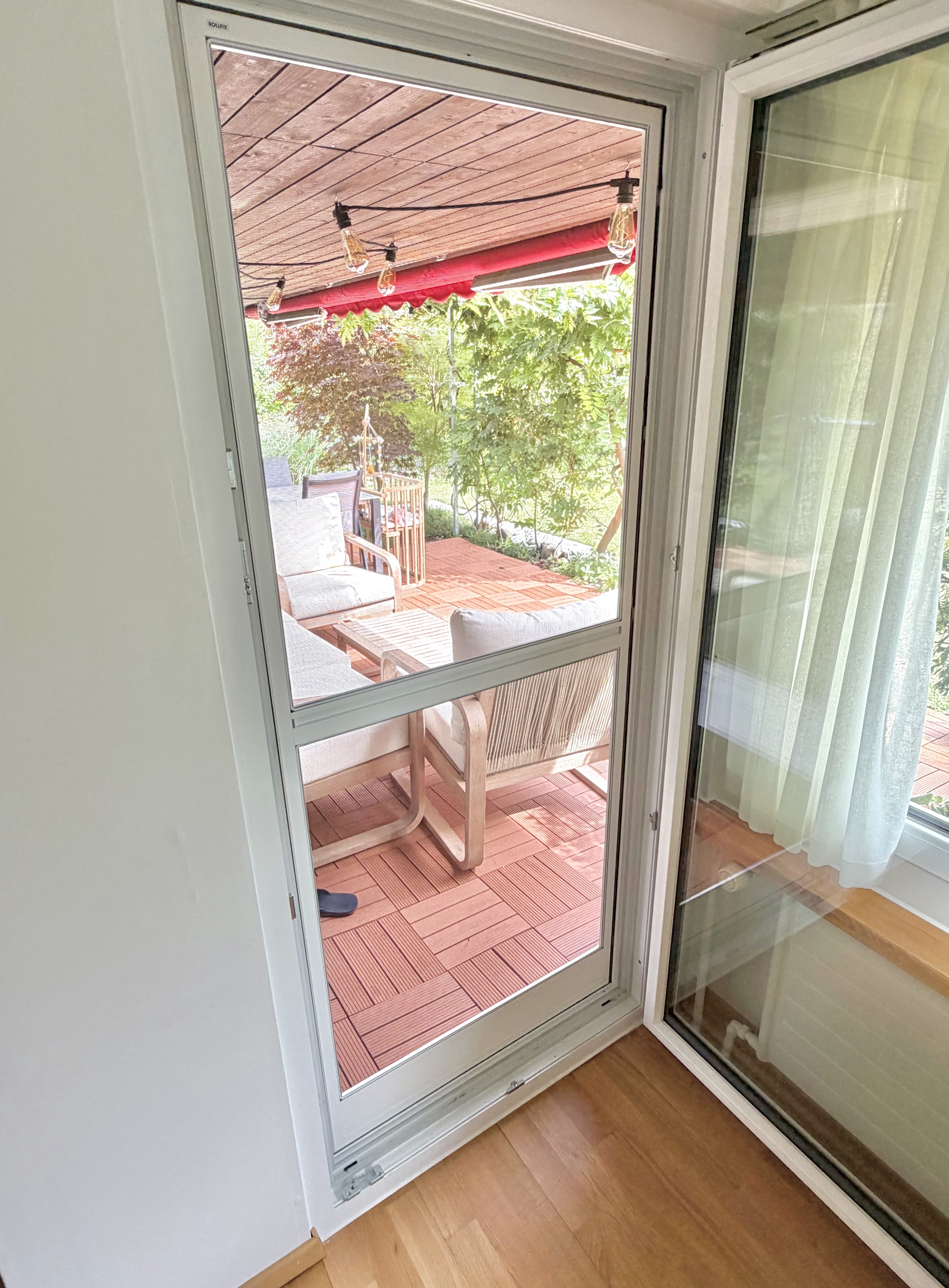 Insektenschutztür geöffnet zur Terrasse